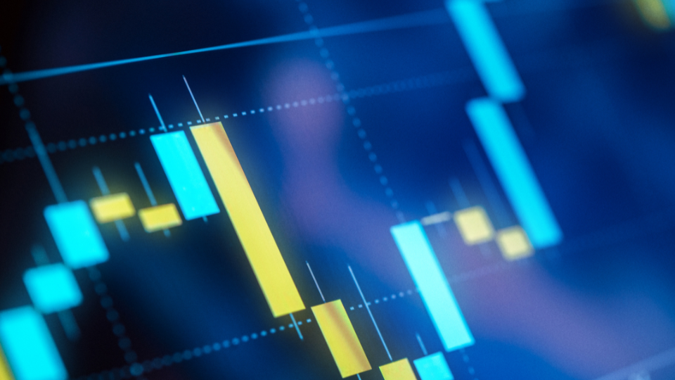 Ilustrasi orang mengevaluasi data copytrade untuk mendapatkan keuntungan maksimal di Copytrade Terbaik.